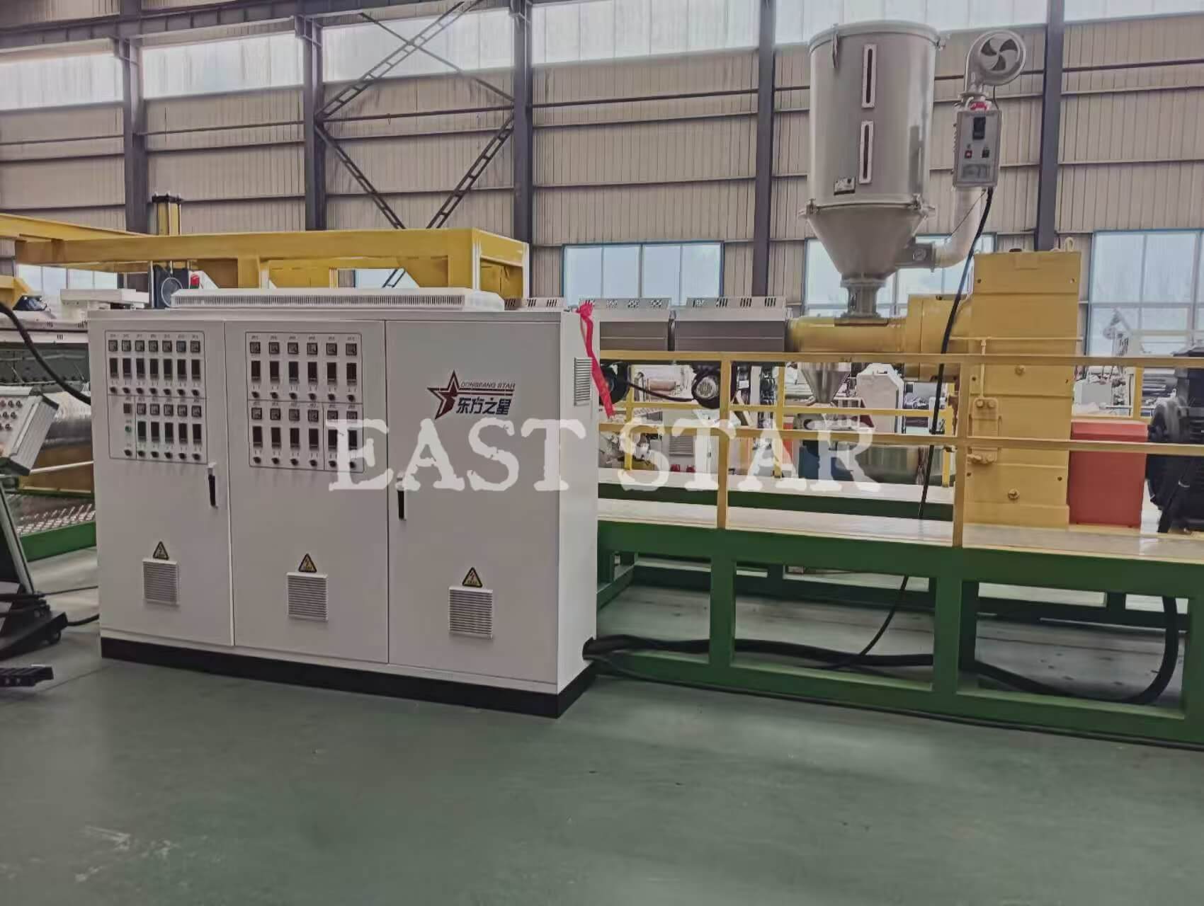 Проривна інновація! Qingdao EASTSTAR Нова 2,4-метрова лінія для екструзії аркушів стрічки гною успішно зведена з виробництва