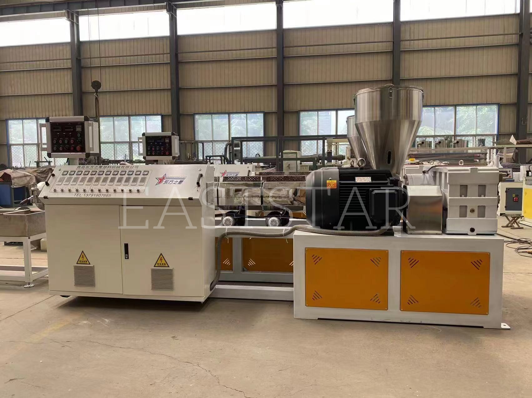 Наша технічна команда проводить точне складання паралельного двошнекового гранулятора TSSK65 для нашого арабського клієнта